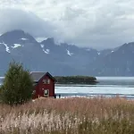 Lyngen Biarnes- Nordreisa Feriehus Rotsund